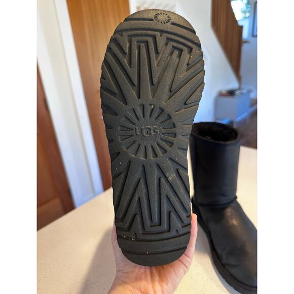 UGG Sheepskin Classic Short Boots Women 8 Black Outdoor Cabin Chic Travel Winter - Picture 8 of 10